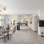 Villa Mesogeios 39 *